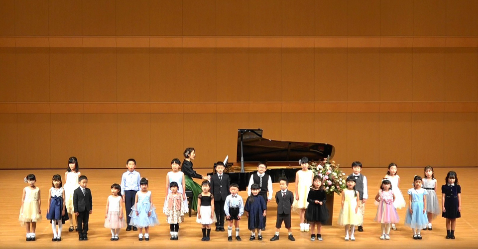 発表会の舞台で演奏する生徒